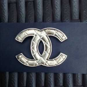 Chanel vintage silver large brooch . Box